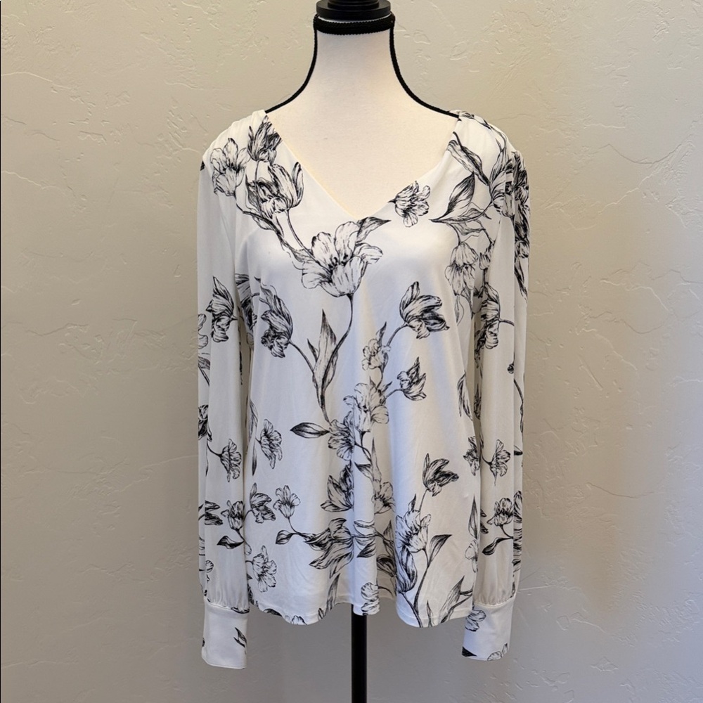 White House Black Market Women's White Floral V-Neck Long Sleeve Top (with tags)